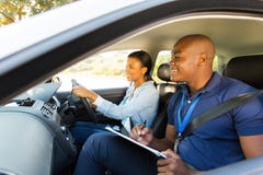 Afrikanischer Fahrlehrer stockfotografie Afrikanischer Fahrlehrer stockfotografie
