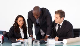 Afrikanischer Geschäftsmann, der mit seinem Team spricht stockfoto Afrikanischer Geschäftsmann, der mit seinem Team spricht stockfoto