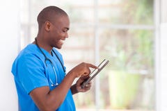 Afrikanischer medizinischer Arbeitskrafttablettecomputer lizenzfreie stockbilder Afrikanischer medizinischer Arbeitskrafttablettecomputer lizenzfreie stockbilder