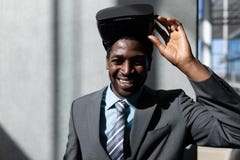 Afrikansk amerikanaffärsman med virtuell verklighethörlurar med mikrofon som i regeringsställning ser kameran royaltyfri fotografi Afrikansk amerikanaffärsman med virtuell verklighethörlurar med mikrofon som i regeringsställning ser kameran royaltyfri fotografi