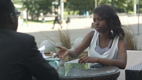 Afrikansk amerikanaffärsmaninnehavet skyler över brister och att förklara detaljer av ett fynd till hans härliga partner, medan h Afrikansk amerikanaffärsmaninnehavet skyler över brister och att förklara detaljer av ett fynd till hans härliga partner, medan h