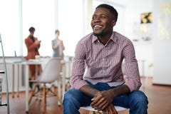 Afrikansk amerikanman som sitter på stol arkivfoto Afrikansk amerikanman som sitter på stol arkivfoto
