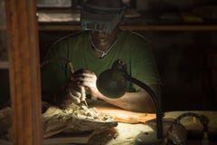 Afrikansk Paleontologist på arbete royaltyfria bilder Afrikansk Paleontologist på arbete royaltyfria bilder