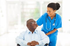 Afrikansk sjuksköterskapensionärpatient Royaltyfri Bild Afrikansk sjuksköterskapensionärpatient Royaltyfri Bild