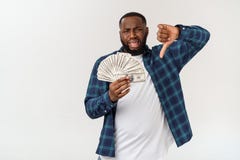 Afro Amerikaanse mens die één dollar over geïsoleerde die achtergrond houden met hand op hoofd wordt beklemtoond, met schande wor stock afbeeldingen Afro Amerikaanse mens die één dollar over geïsoleerde die achtergrond houden met hand op hoofd wordt beklemtoond, met schande wor stock afbeeldingen
