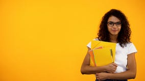 Afro--amerikan flickaanseende med b?cker, internationella studentutbytesprogram royaltyfria foton Afro--amerikan flickaanseende med b?cker, internationella studentutbytesprogram royaltyfria foton