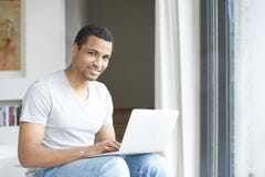Afro Amerykański mężczyzna w domu zdjęcie stock Afro Amerykański mężczyzna w domu zdjęcie stock