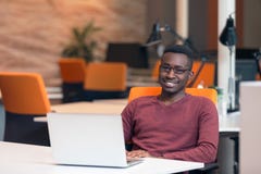Afro-américain réussi de sourire bel photographie stock libre de droits Afro-américain réussi de sourire bel photographie stock libre de droits