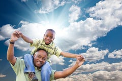 Afroamerikaner-Mann mit Kind über Himmel lizenzfreies stockfoto Afroamerikaner-Mann mit Kind über Himmel lizenzfreies stockfoto