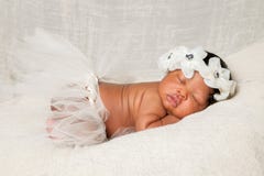 Afroamerikaner-neugeborenes schlafendes Elfenbein-Stirnband-Ballettröckchen stockfotografie Afroamerikaner-neugeborenes schlafendes Elfenbein-Stirnband-Ballettröckchen stockfotografie