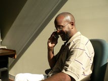 Afroamerikanermann auf Mobiltelefon in den Schatten stockfotografie Afroamerikanermann auf Mobiltelefon in den Schatten stockfotografie