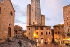 Afton med avslappnande folk under tegelstentorn av den forntida staden av Tuscany royaltyfria foton Afton med avslappnande folk under tegelstentorn av den forntida staden av Tuscany royaltyfria foton