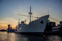 Aftonport i det Kaliningrad lastfartyget i hamnen på solnedgångbakgrund royaltyfri foto Aftonport i det Kaliningrad lastfartyget i hamnen på solnedgångbakgrund royaltyfri foto