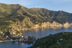 Aftonsikt av den lilla och charma Assos byn på den Kefalonia ön royaltyfri fotografi Aftonsikt av den lilla och charma Assos byn på den Kefalonia ön royaltyfri fotografi