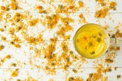 Aftreksel en droge bloemen van geneeskrachtige calendula, homeopathie en aromatherapy Hoogste mening royalty-vrije stock foto Aftreksel en droge bloemen van geneeskrachtige calendula, homeopathie en aromatherapy Hoogste mening royalty-vrije stock foto