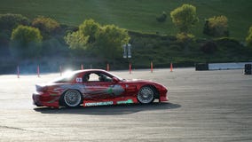 Afwijking die, afwijkingsauto, rokende banden rennen Stock Foto Afwijking die, afwijkingsauto, rokende banden rennen Stock Foto