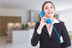 Agent immobilier gai de femme ayant une conversation au téléphone image libre de droits Agent immobilier gai de femme ayant une conversation au téléphone image libre de droits