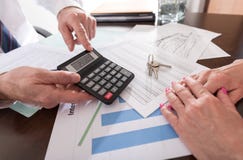 Agent nieruchomości pokazuje cenę zakupu jego klient Obrazy Stock