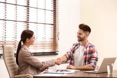 Agente de seguros f?mea que agita as m?os com cliente fotografia de stock Agente de seguros f?mea que agita as m?os com cliente fotografia de stock