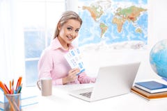 Agente de viagens fêmea no escritório imagens de stock Agente de viagens fêmea no escritório imagens de stock