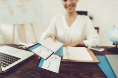 Agente di viaggi Holding Tickets nell'agenzia di viaggi immagini stock Agente di viaggi Holding Tickets nell'agenzia di viaggi immagini stock