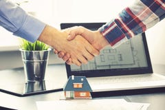 Agente immobiliare che stringe le mani con il cliente dopo l'affare fotografia stock libera da diritti Agente immobiliare che stringe le mani con il cliente dopo l'affare fotografia stock libera da diritti