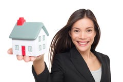Agente immobiliare che vende la mini casa della tenuta domestica fotografie stock libere da diritti Agente immobiliare che vende la mini casa della tenuta domestica fotografie stock libere da diritti