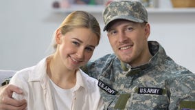 Agente militare bello che abbraccia moglie graziosa, giovane amore delle coppie, nazione americana archivi video Agente militare bello che abbraccia moglie graziosa, giovane amore delle coppie, nazione americana archivi video