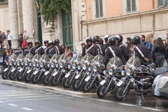 Agentes da polícia com suporte das motocicletas em cru foto de stock Agentes da polícia com suporte das motocicletas em cru foto de stock