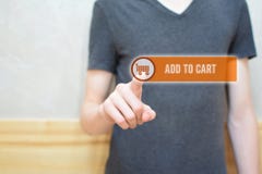 Aggiunga al carretto - equipaggi lo stampaggio a mano sul bottone immagini stock libere da diritti Aggiunga al carretto - equipaggi lo stampaggio a mano sul bottone immagini stock libere da diritti