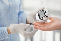 Aggiusti il controllo del livello paziente diabetico della glicemia del ` s fotografie stock libere da diritti Aggiusti il controllo del livello paziente diabetico della glicemia del ` s fotografie stock libere da diritti