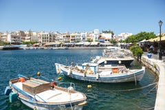 AGIOS NIKOLAOS, CRETA, GRECIA - 4 LUGLIO 2014: Barche attraccate sul lungomare una parte centrale della citt? Agios Nikolaos Aggi fotografia stock libera da diritti AGIOS NIKOLAOS, CRETA, GRECIA - 4 LUGLIO 2014: Barche attraccate sul lungomare una parte centrale della citt? Agios Nikolaos Aggi fotografia stock libera da diritti