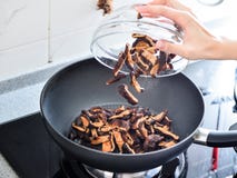 Agite a fritura dos enchimentos usados na bolinha de massa do zhonzi ou do arroz em Dragon Boat Festival foto de stock Agite a fritura dos enchimentos usados na bolinha de massa do zhonzi ou do arroz em Dragon Boat Festival foto de stock