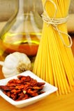 Aglio degli spaghetti, peperoncino del olio e immagini stock libere da diritti Aglio degli spaghetti, peperoncino del olio e immagini stock libere da diritti
