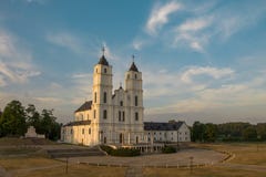 Aglona Katholieke Basiliek in de lichten van de avondzon royalty-vrije stock fotografie Aglona Katholieke Basiliek in de lichten van de avondzon royalty-vrije stock fotografie