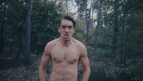 Agresywny m??czyzna w?ciekle krzyczy w lesie z nag? p??postaci? zdjęcie wideo Agresywny m??czyzna w?ciekle krzyczy w lesie z nag? p??postaci? zdjęcie wideo