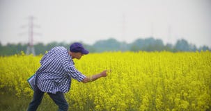 Agriculteur masculin m?r Writing On Clipboard ? la ferme Agriculture moderne clips vidéos Agriculteur masculin m?r Writing On Clipboard ? la ferme Agriculture moderne clips vidéos