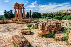 Agrigento, Sicilia Tempiale della macchina per colata continua e di Pollux Fotografie Stock Libere da Diritti Agrigento, Sicilia Tempiale della macchina per colata continua e di Pollux Fotografie Stock Libere da Diritti