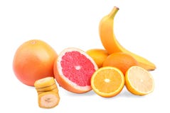 Agrumes entiers et découpés en tranches d'isolement sur un fond blanc Banane nutritive et pamplemousses juteux Oranges et citrons photo stock Agrumes entiers et découpés en tranches d'isolement sur un fond blanc Banane nutritive et pamplemousses juteux Oranges et citrons photo stock