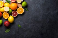 Agrumes mûrs frais Citrons, chaux et oranges photographie stock Agrumes mûrs frais Citrons, chaux et oranges photographie stock