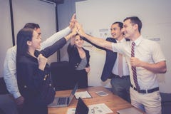 Agrupe a equipe asiática dos povos do negócio com o gesto do sucesso que dá olá! cinco na reunião, acordo fotografia de stock royalty free Agrupe a equipe asiática dos povos do negócio com o gesto do sucesso que dá olá! cinco na reunião, acordo fotografia de stock royalty free