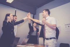 Agrupe a equipe asiática dos povos do negócio com o gesto do sucesso que dá olá! cinco na reunião, trabalhos de equipa do trabalh imagens de stock Agrupe a equipe asiática dos povos do negócio com o gesto do sucesso que dá olá! cinco na reunião, trabalhos de equipa do trabalh imagens de stock