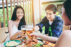 Agrupe a la gente asiática joven del amigo que celebra los festivales de la cerveza felices imagenes de archivo Agrupe a la gente asiática joven del amigo que celebra los festivales de la cerveza felices imagenes de archivo