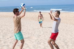 Agrupe a las muchachas alegres jovenes que juegan a voleibol en la playa imagen de archivo libre de regalías Agrupe a las muchachas alegres jovenes que juegan a voleibol en la playa imagen de archivo libre de regalías