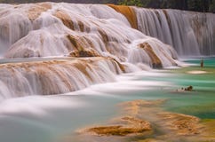 Agua Azul Waterfall in Chiapas, Mexiko lizenzfreie stockfotos Agua Azul Waterfall in Chiapas, Mexiko lizenzfreie stockfotos