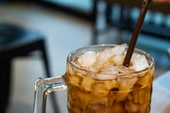 Agua carbónica con hielo en un vidrio en la tabla imágenes de archivo libres de regalías Agua carbónica con hielo en un vidrio en la tabla imágenes de archivo libres de regalías