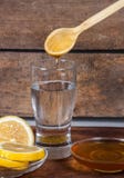 Agua con el limón y la miel foto de archivo libre de regalías Agua con el limón y la miel foto de archivo libre de regalías