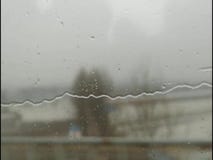 Agua de lluvia fuera de la ventana china del tren de alta velocidad Agua de lluvia fuera de la ventana china del tren de alta velocidad