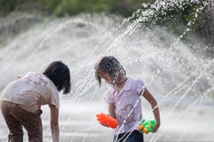 Agua que salpica en el festival de Songkran imágenes de archivo libres de regalías Agua que salpica en el festival de Songkran imágenes de archivo libres de regalías