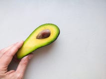 Aguacate a disposición, en el fondo blanco Hombre que propone a la mujer con el compromiso Ring In Avocado primer Corte el aguaca imagenes de archivo Aguacate a disposición, en el fondo blanco Hombre que propone a la mujer con el compromiso Ring In Avocado primer Corte el aguaca imagenes de archivo